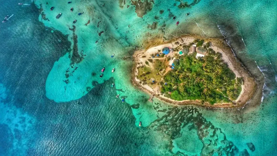 Aerial view of a small island surrounded by turquoise sea, a destination for vacations in San Andrés.