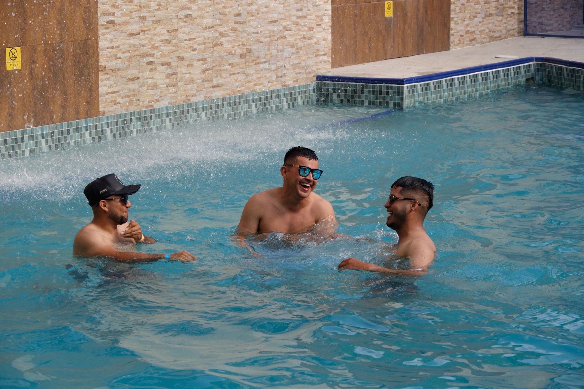Grupo de amigos en piscina celebrando una despedida de soltero en San Andrés, plan de diversión y descanso.