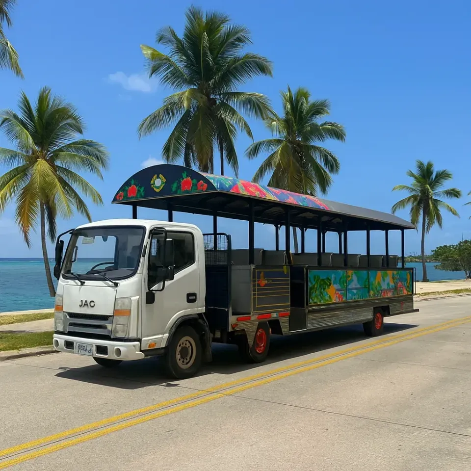 Bus turístico recorriendo San Andrés, transporte práctico para grupos grandes hospedados en Hotel Américas San Andrés.