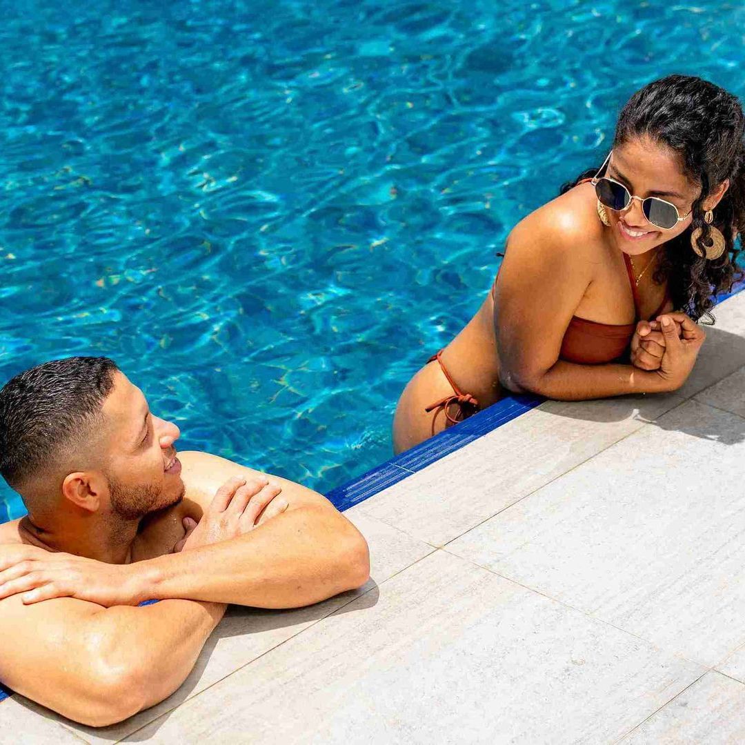Escapada romántica en San Andrés, pareja relajándose en la piscina del Hotel Américas SAI.
