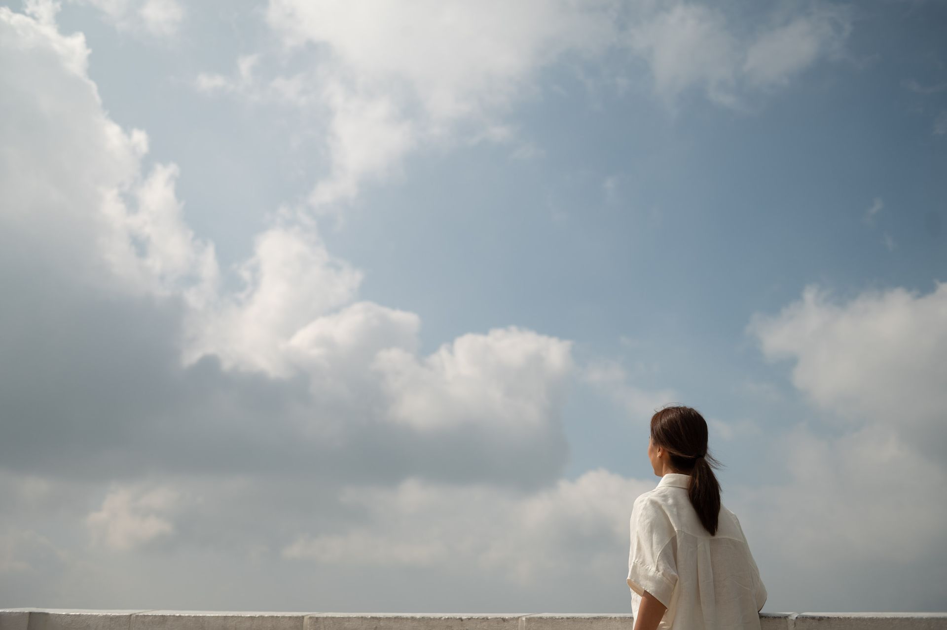 Serene visual symbolizing simplicity, stillness, and the beauty of emotional breathing room.