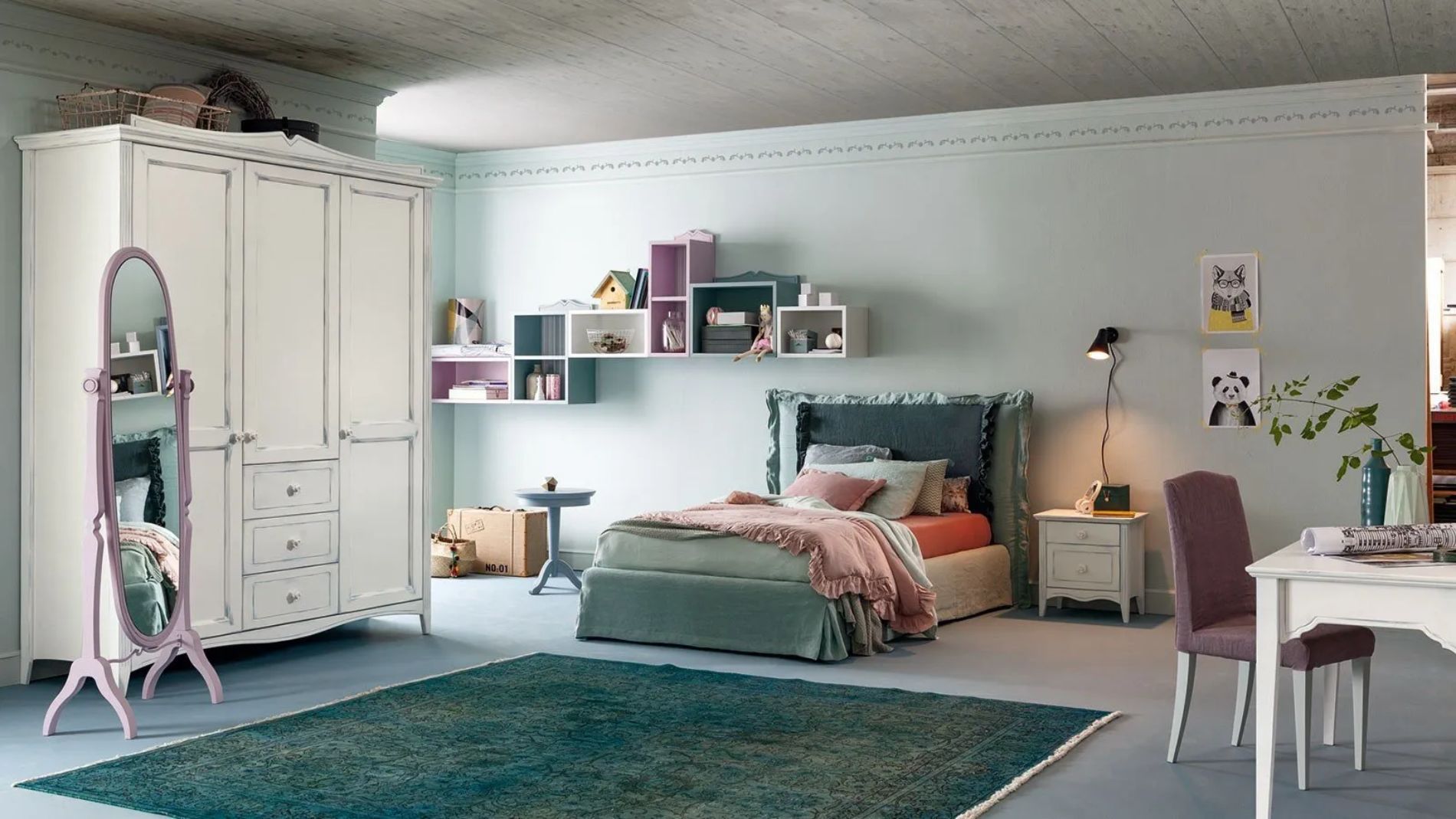 Letto e scaffali
