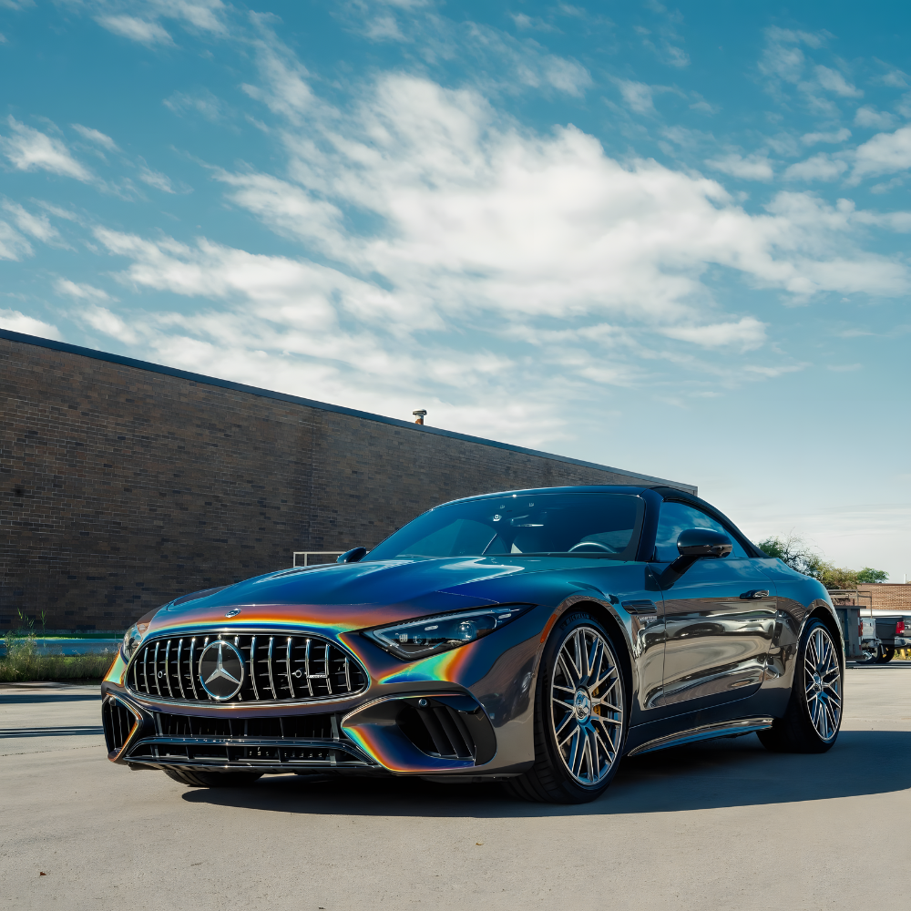Coupé sport bleu brillant garé à l'extérieur sous un ciel nuageux