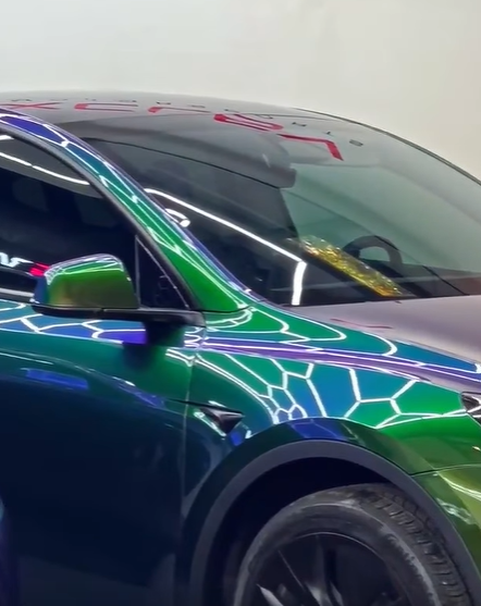 Film PPF couleur holographique Protect Lab sur Tesla Model YTesla Model Y rouge protégée par Protect Lab à Strasbourg