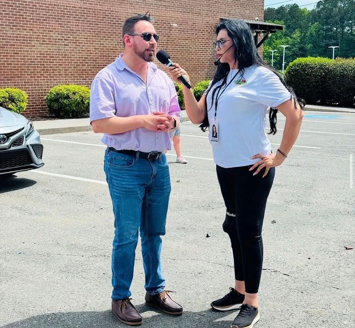 Eduardo Gallardo hablando con una reportera en un evento comunitario