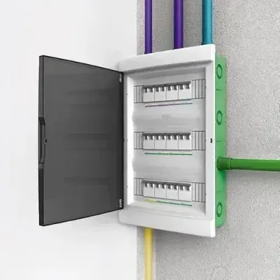Panel de interruptores eléctricos abierto con tres filas de interruptores automáticos y cables de colores.