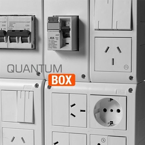 Interruptores y enchufes eléctricos de pared dispuestos en una cuadrícula gris con las palabras