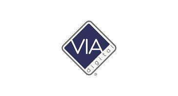 Logotipo de VIA Digital en forma de diamante azul con texto blanco y borde gris.