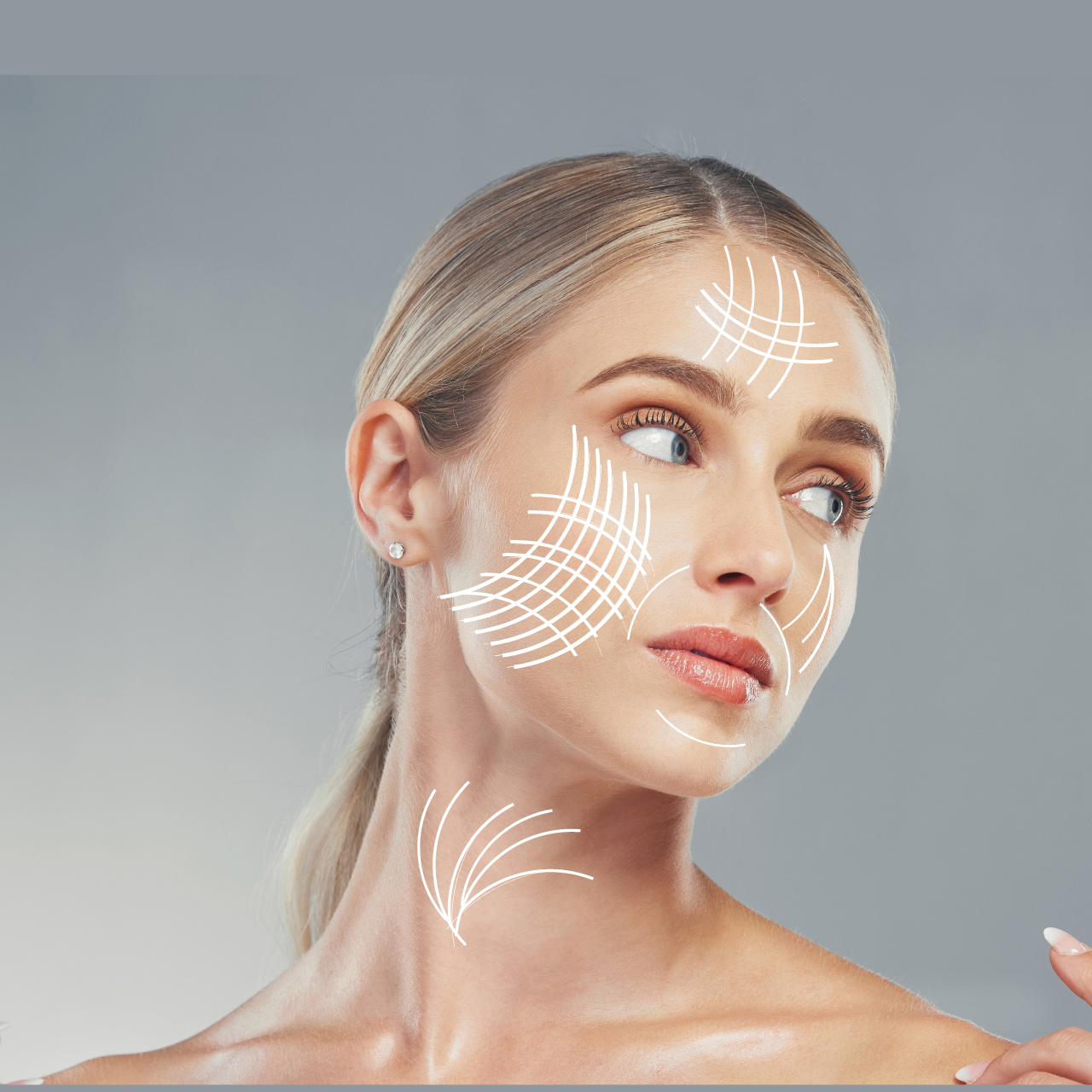 Una donna con linee disegnate sul viso e sul collo