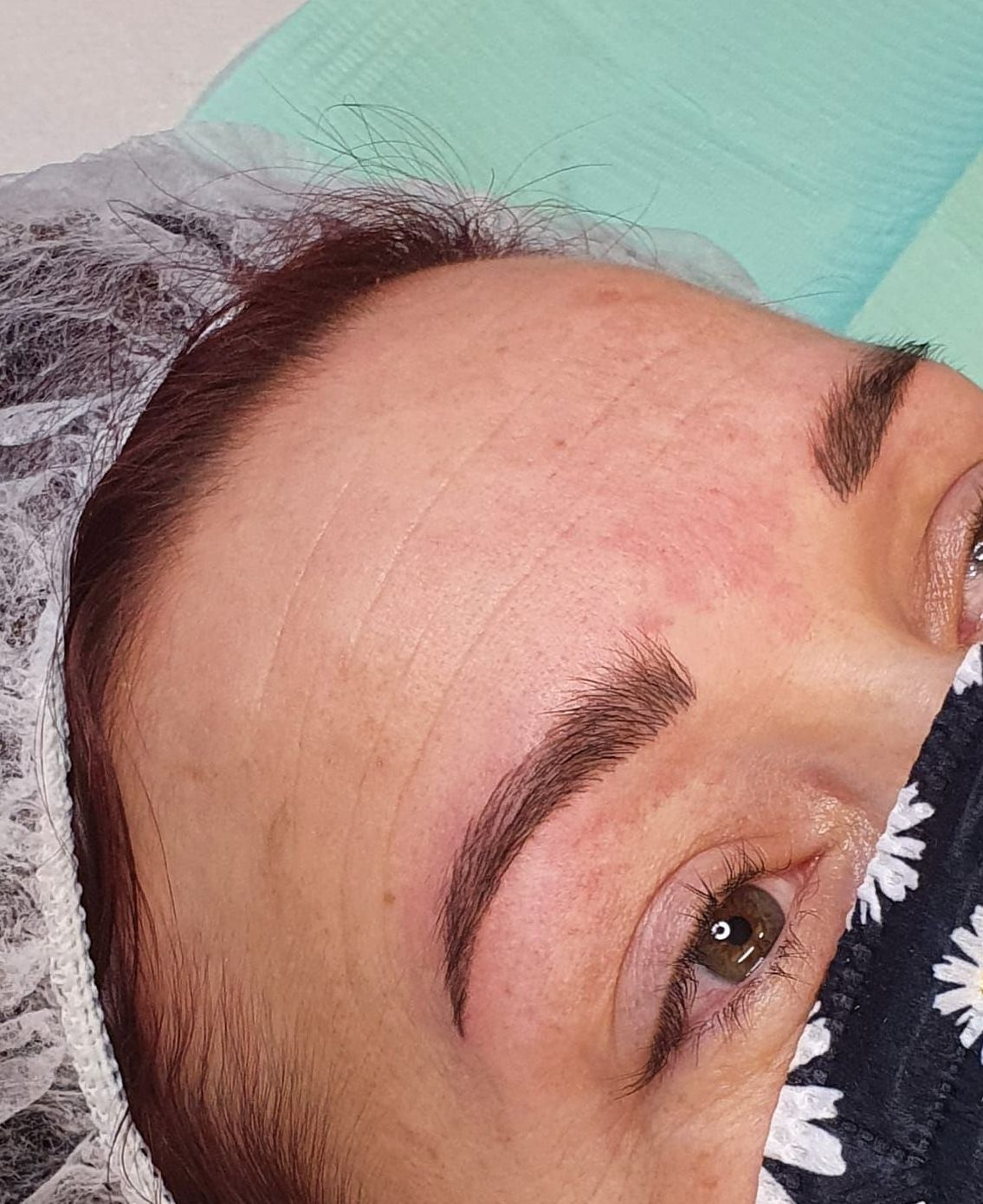 Un primo piano del volto di una donna con una maschera.