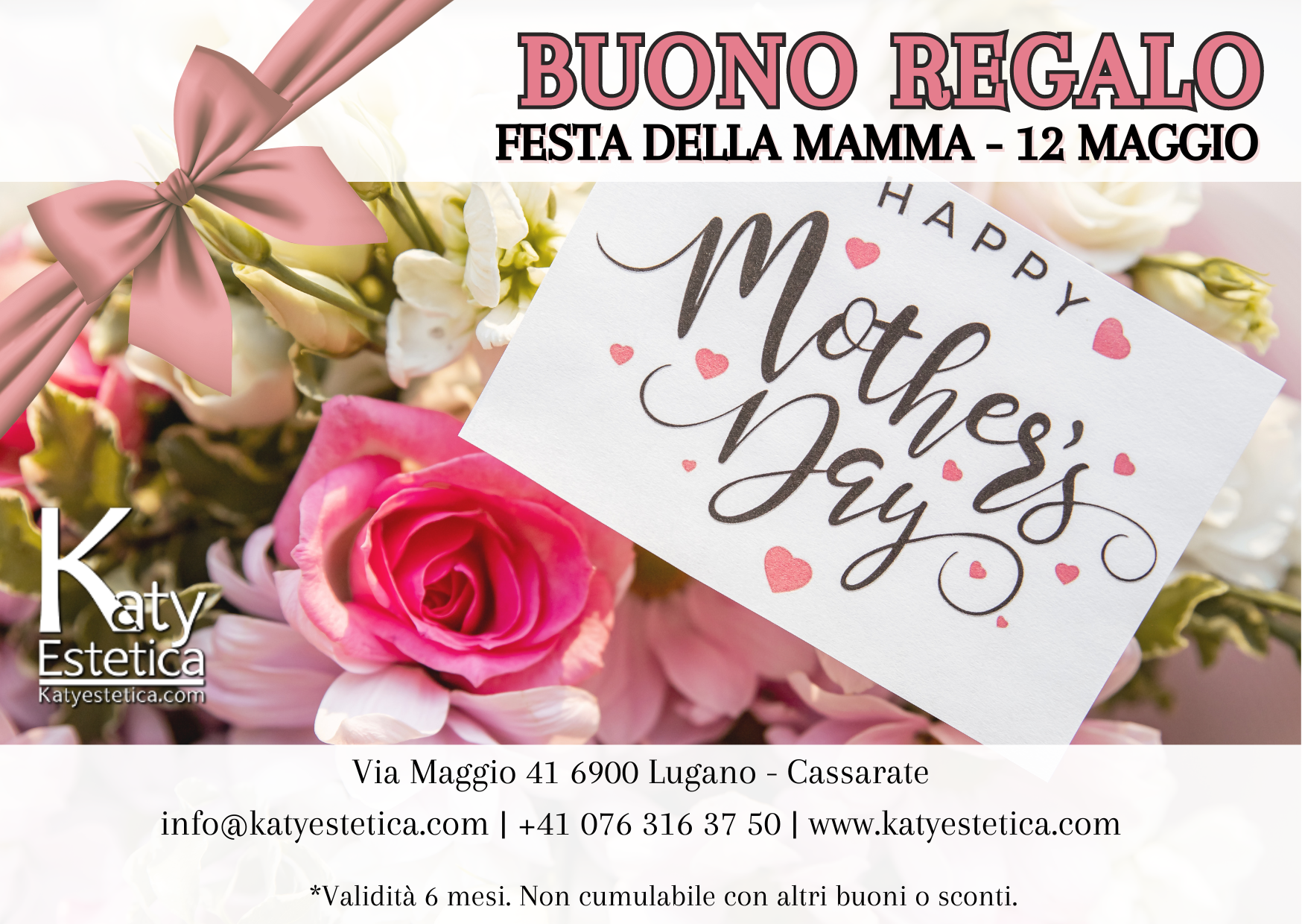 Un buono regalo per la festa della mamma con fiori sullo sfondo