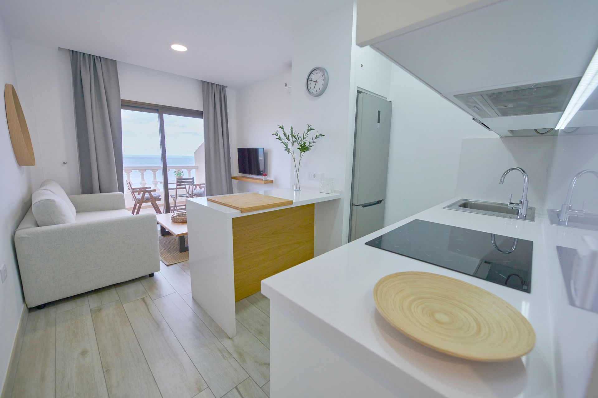vistas completas del interior del apartamento con piscina en el hierro la restigna