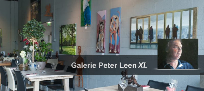 Interieurfoto van Galerie Peter Leen XL, met schilderijen aan een galeriewand, tafels en een klein ingevoegd portret.