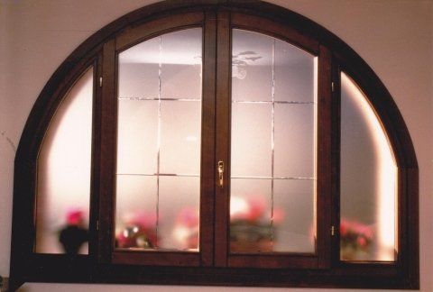 Finestra ad arco con vetro satinato inciso