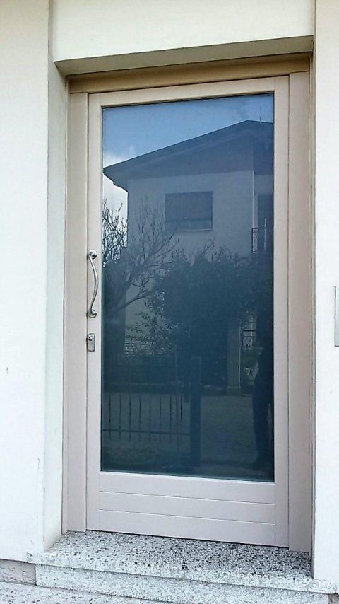 porta d'ingresso in vetro oscurato