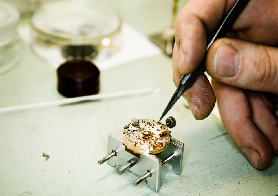 artigiano che ripara orologio