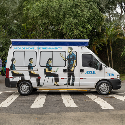 Van de treinamento branca com toldo azul. Os gráficos mostram pessoas treinando. Logotipo