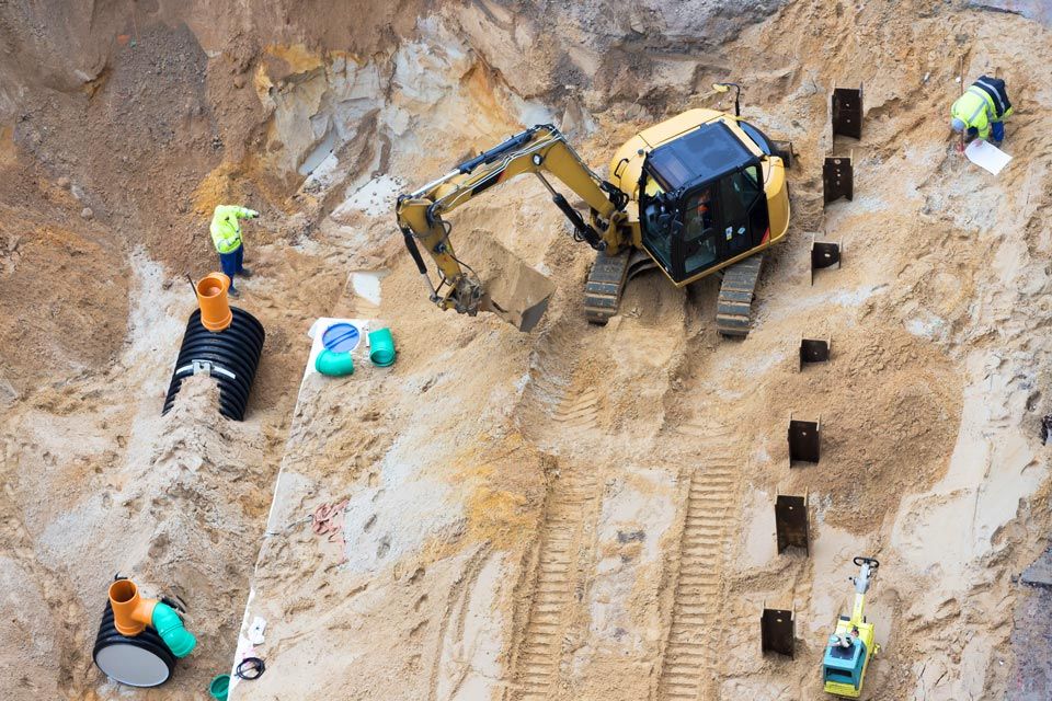 Bagger bei Rigoleneinbau zur Regenwasserversickerung