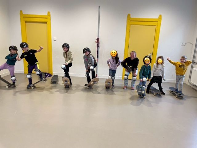 Een goep met kinderen van de BSO tijdens de skateclinic