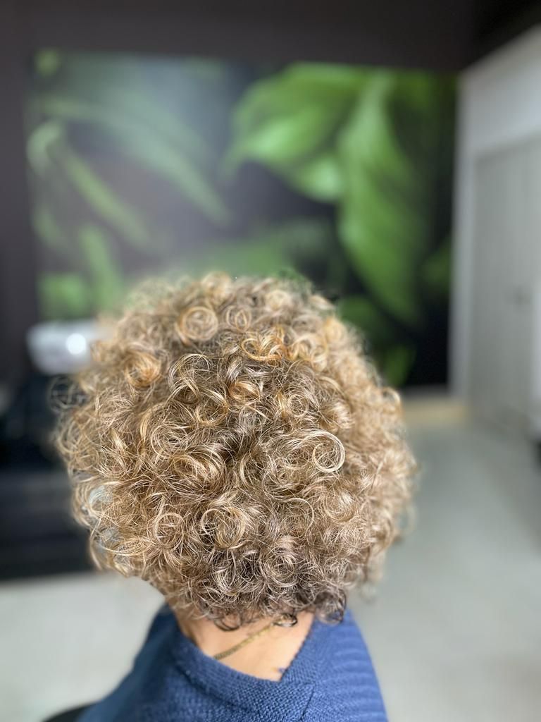 capelli corti ricci