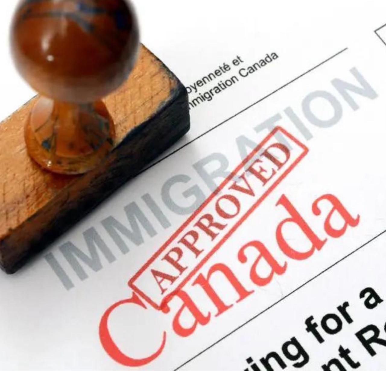 Un sello de goma de madera reposa sobre un documento de Inmigración, Refugiados y Ciudadanía de Canadá, 