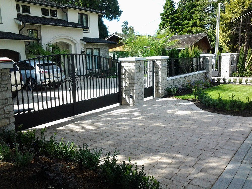 Swing driveway gate