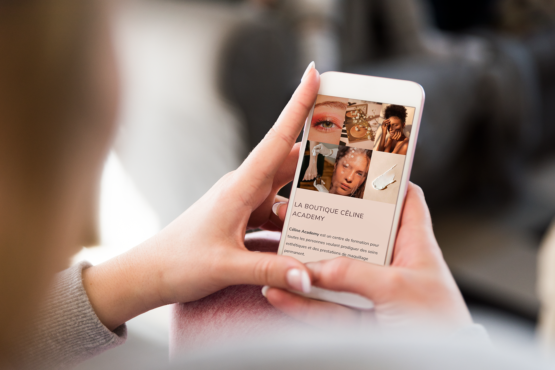 Une femme tenant un smartphone, parcourant un flux de médias sociaux présentant du contenu sur la beauté.