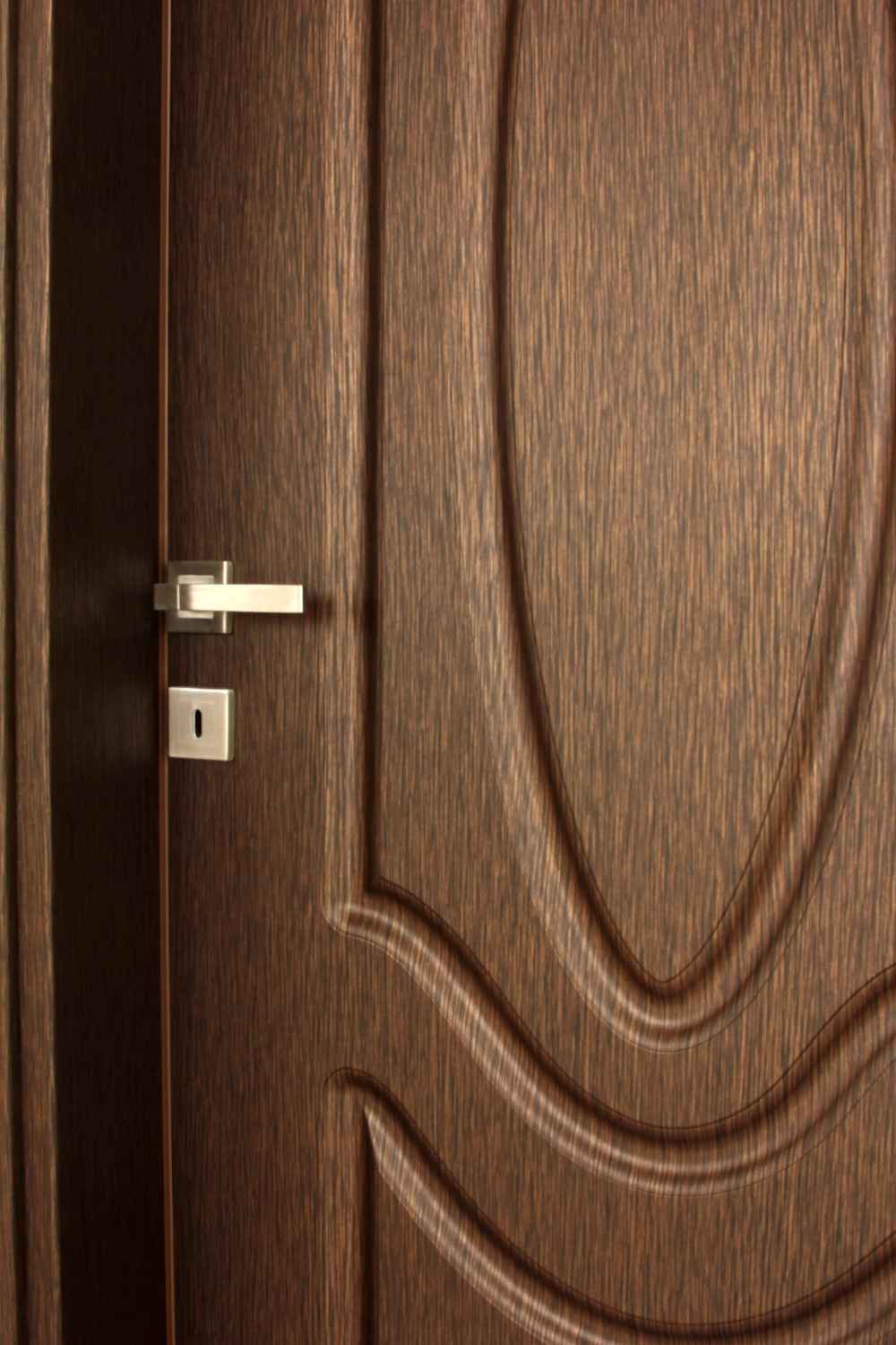 intalación puerta de madera lacada