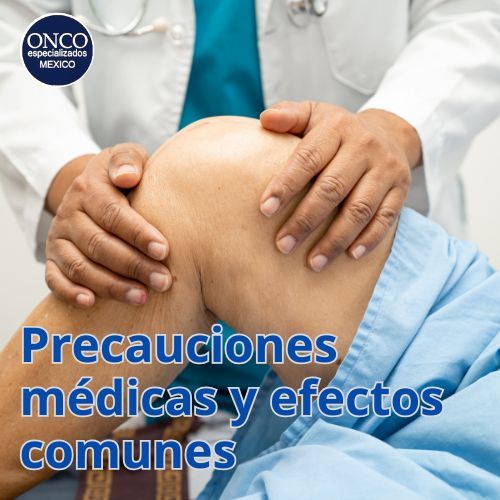 Médico examinando articulación inflamada.