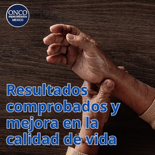 Mano de paciente adulta mayor sosteniendo otra con confianza.