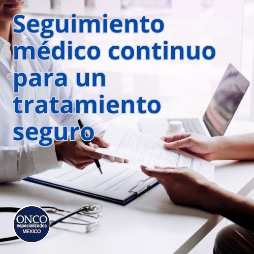 Médico y paciente revisando historial clínico en consulta.