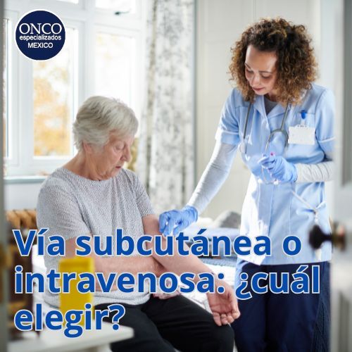 Médico orientando a paciente sobre vía de administración.