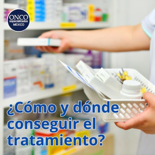Farmacéutico entregando medicamento.
