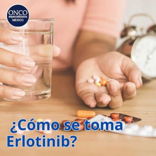 Mujer tomando Erlotinib con agua en casa.
