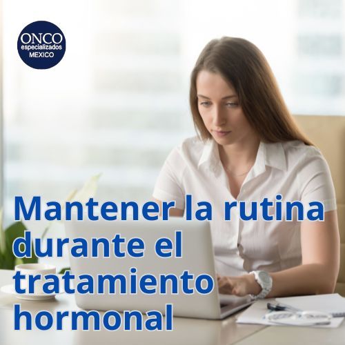 Mujer trabajando durante su tratamiento.