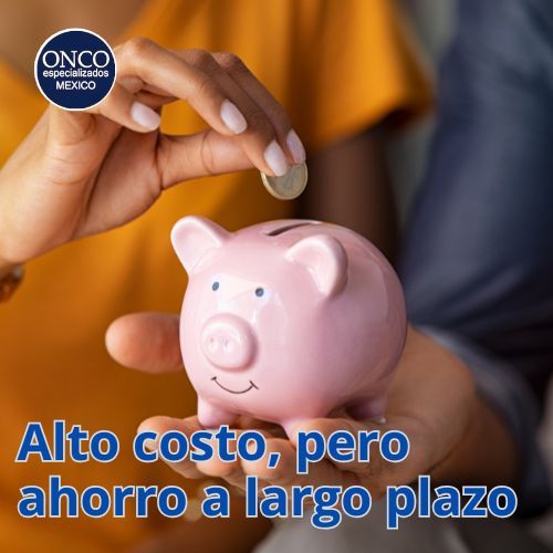 Persona coloca una moneda en una alcancía rosa; texto: “Alto costo, pero ahorro a largo plazo”.