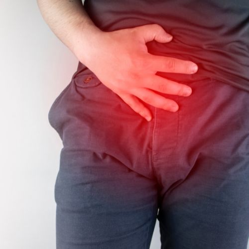 Un hombre se sostiene el con dolor.