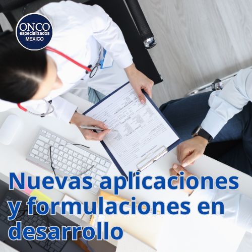 Profesional de salud revisa documentos sobre escritorio con el texto “Nuevas aplicaciones y formulaciones en desarrollo”.