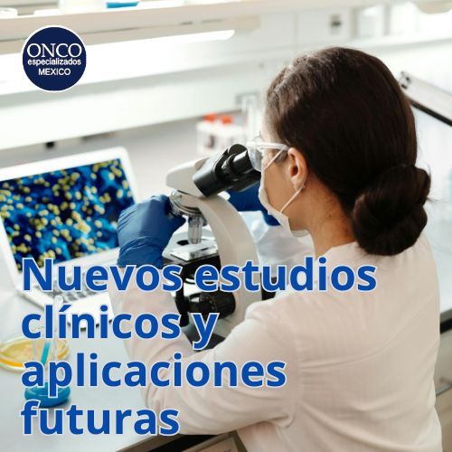 Científica investigando en laboratorio.