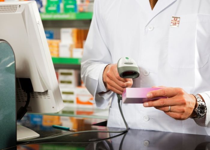 Imagen de una persona satisfecha con su compra de lanreotida a un precio razonable