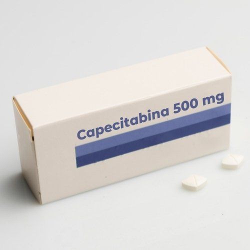 capecitabina precio 500 mg 120 tabletas Caja de medicamento de capecitabina de 500 mg con dos comprimidos blancos sobre fondo blanco.