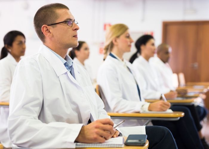 Profesionales de la salud discutiendo sobre Rituximab en una conferencia médica