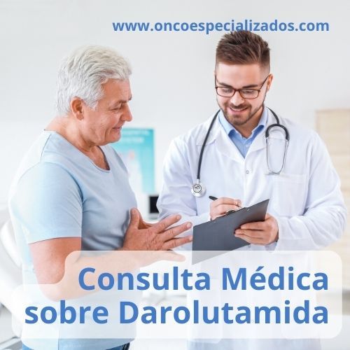 Médico aconsejando a un paciente con un portapapeles etiquetado como “Consulta médica sobre darolutamida”.