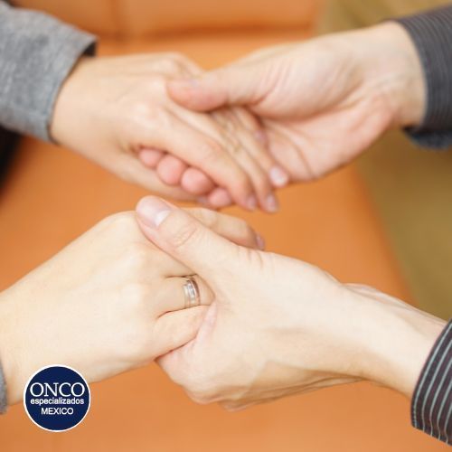 Personas brindando apoyo emocional en un contexto de lupus.