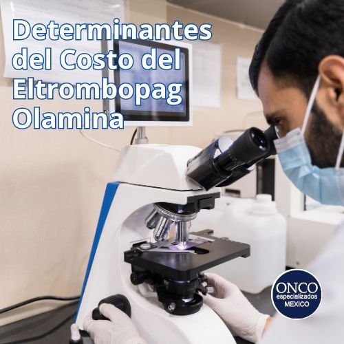 Doctor con mascarilla examinando muestra bajo microscopio; el texto dice “Determinantes del Costo del Eltrombopag Olamina”.
