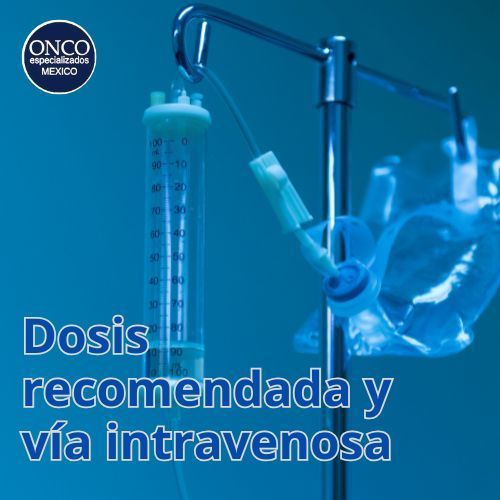 Dosificador intravenoso y suero en tonos azules con texto “Dosis recomendada y vía intravenosa”