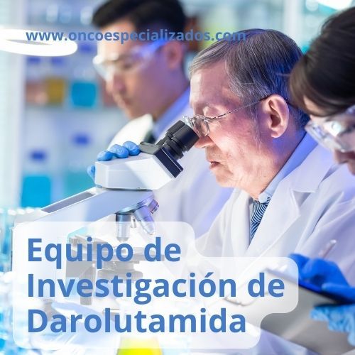 Equipo de científicos con microscopio en laboratorio, con texto “Equipo de Investigación de Darolutamida”.