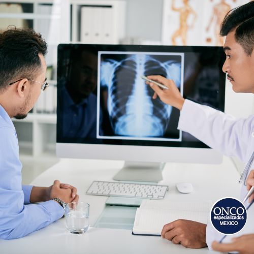 Médicos revisando radiografía para evaluar osteoporosis.