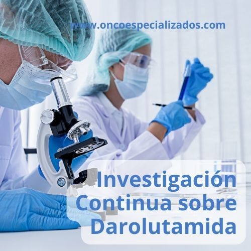 Científicos en laboratorio observan muestras con microscopio; texto: “Investigación continua sobre Darolutamida”.