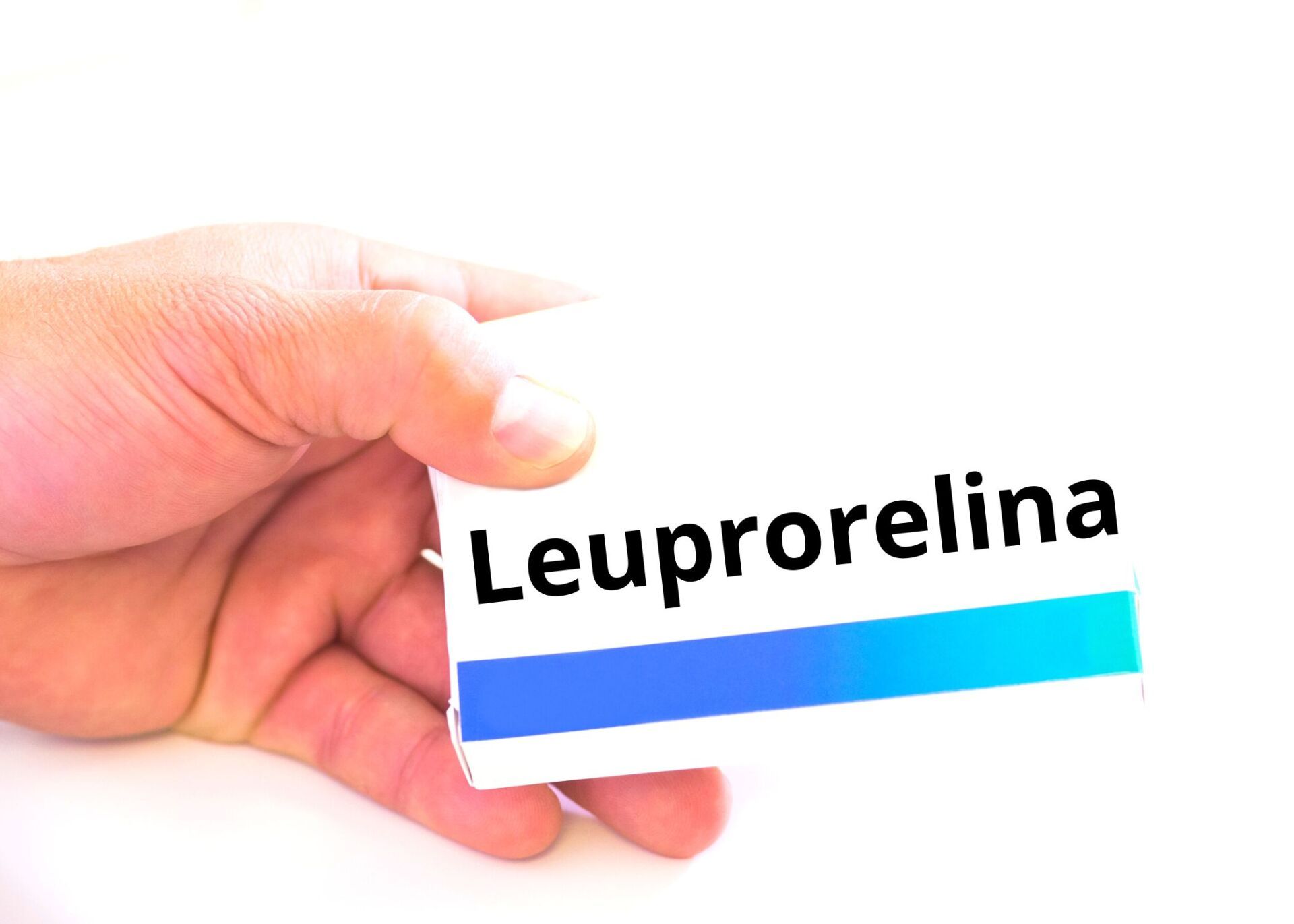 Mano sosteniendo una tarjeta con la etiqueta “Leuprorelina” y rayas degradadas azules.